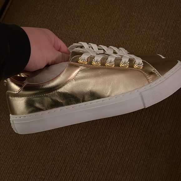 Brand new Lilly Pulitzer gold shoes, size 7 - Picture 2 of 3